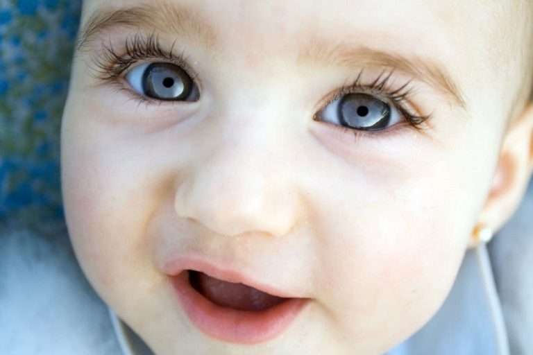 are babies born with eyelashes